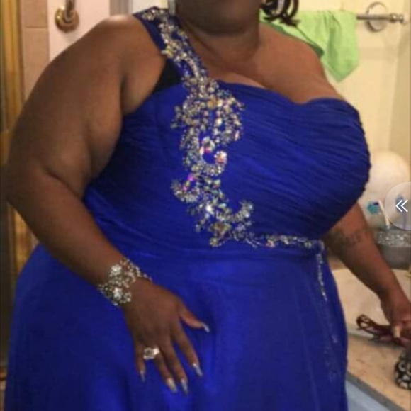 Formal dress - Picture 2 of 2